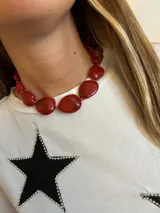 Collar corto de piedras rojas irregulares.