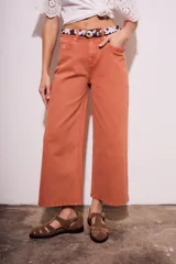 Pantalón jean color verde oliva, de corte wide leg y tiro medio.