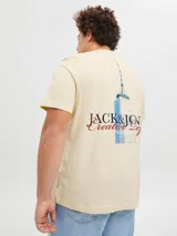 Remera color beige de manga corta con cuello redondo y logo de la marca estampado en el pecho.
