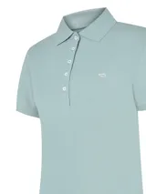 Chomba celeste de piqué con cuello polo, manga corta, cierre de botones y logo bordado en el pecho.