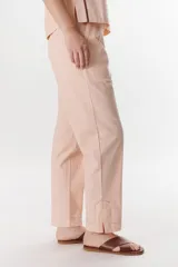 Pantalón de lino azul marino, de corte recto con bolsillos laterales y traseros.