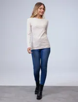 Buzo de tejido combinado en tonos beige, con detalles de eco cuero, de corte ajustado.