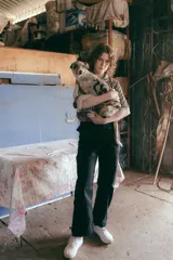 Pantalón de trabajo negro de gabardina con tiro medio, cintura ajustable, cinta utilitaria trasera, bolsillo para metro bordado y cinta reflectiva en los bajos.