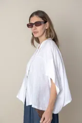 Chaqueta italiana de lino color blanco, de corte suelto y amplio, con cierre de un botón. Talle único oversize hasta XL.