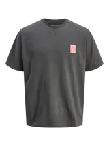 Camiseta gris oscuro de manga corta y cuello redondo, con calce holgado y parche rectangular con diseño abstracto en el pecho.