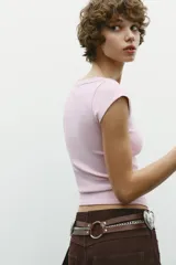 Camiseta rosa de rib con cuello barco y mangas cortas.