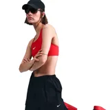 Pantalón cargo negro de corte holgado con cintura elástica ajustable con cordón, bolsillos laterales con solapa y logo de Nike bordado en blanco en el bolsillo izquierdo.