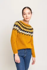 Sweater tejido a mano color mostaza con diseño geométrico en el canesú en tonos azul marino, blanco y verde.