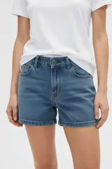 Short de jean de tiro bajo, color azul medio desgastado, con corte ajustado y dobladillo en el ruedo.