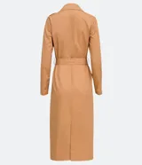 Campera trench coat larga color camel, con cuello con solapa, manga larga, abertura frontal con doble botonadura, dos bolsillos laterales, trabillas en la cintura y cinturón para amarrar.