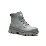 Bota de caña media marca Caterpillar, modelo Colorado Hardwear en color gris. Cuenta con capellada de gamuza recubierta con poliuretano y malla de nylon, suela de goma tipo chunky con relieve y cierre de cordones con ojales metálicos.