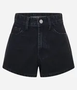 Short de jean negro con cintura alta, corte slim, trabillas en la cintura, cierre tradicional, bolsillos y rayas de strass con brillos laterales.