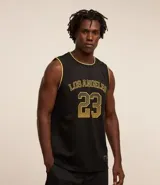 Musculosa deportiva de baloncesto negra con detalles en amarillo, confeccionada en tejido texturizado con tecnología dry fit. Presenta estampado frontal con la inscripción "Los Angeles" y el número 23.