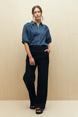 Pantalón de jean negro de corte recto y tiro alto.
