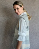 Chaleco de lana con diseño rayado en tonos gris, negro y beige, de corte relajado.