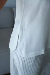 Musculosa blanca de cuello redondo y corte recto, sin mangas.