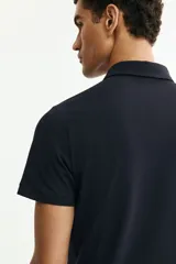 Chomba de piqué azul marino, de corte ajustado, con cuello clásico, tapeta de dos botones y mangas cortas.