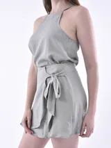 Falda corta cruzada color rojo, con detalle de lazo anudado en la cintura y borde con volado.