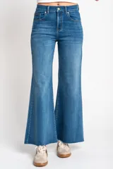 Pantalón de jean azul de corte wide leg y tiro medio.