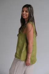 Musculosa color verde pistacho de lino italiano con botón de madera en el escote y costura central.