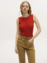 Body acanalado color rojo, de corte cavado con cuello a la base y espalda baja y abierta. Cierre inferior con botones a presión.