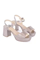 Sandalia minimalista de cuero color peltre, con capellada y plataforma forradas en cuero. Tiene taco cuadrado de 7.5 cm y plataforma de 3 cm.
