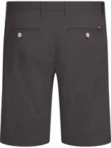 Pantalón corto de gabardina color gris oscuro, con bolsillos laterales y traseros con botón.