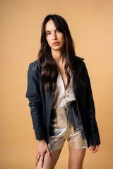 Camisa fucsia de cuero fino, de corte levemente entallado.