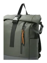 Mochila RKF color verde con detalles en gris. Fabricada con poliéster reciclado repelente al agua, con múltiples bolsillos y compartimentos, forro interior 100% poliéster reciclado, correas ajustables y llavero mosquetón.
