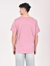 Remera negra de manga corta con estampado blanco del mapa de la ciudad de Tokio.