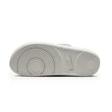 Sandalias Nike de mujer, color blanco con doble tira superior estampada con logos Nike en gris y texto Nike en verde flúor.