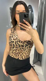 Body animal print con escote halter y espalda descubierta.