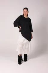 Remerón negro de algodón con mangas 3/4 y corte asimétrico.