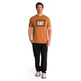 Remera color marrón de manga corta con logo de Caterpillar estampado en el pecho sobre un rectángulo con rayas diagonales negras.