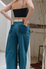 Pantalón jean wide leg de tiro alto, color azul denim con paneles laterales blancos.