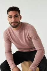 Sweater slim de algodón con mangas largas y puños, dotado de un logo bordado en el pecho.