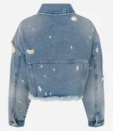 Campera cropped de jean celeste con cuello solapa, cierre frontal con botones, mangas largas, barra deshilachada con flecos y detalles de roturas.