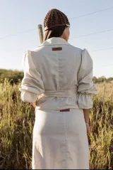 Pollera larga de seda color crudo con lunares celestes.