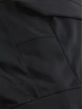 Buzo negro con capucha y cordones ajustables, bolsillo tipo canguro y logo de la marca en el pecho.