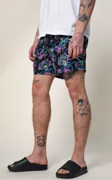 Short de baño negro con estampado de dragones y símbolos de yin yang en tonos rosa, celeste y verde.