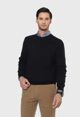 Sweater de corte regular color negro, con diseño liso y cuello redondo, confeccionado en 100% algodón.