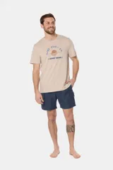 Short de baño color verde militar, con cintura elástica ajustable con cordón, bolsillos laterales tipo cargo y suspensor de malla fina.