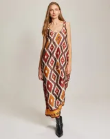 Vestido largo sin mangas con escote redondo y estampado geométrico en tonos marrones, naranjas y blancos.