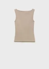 Top marrón de cuello barco y tirantes anchos, de tejido elástico y diseño entallado.