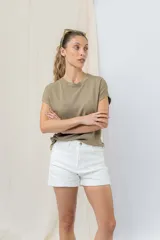 Short de jean blanco con ruedo doblado, tiro medio y calce cómodo.