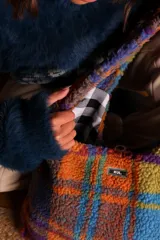 Bolso tote de hombro de corderito sintético con estampado a cuadros en tonos naranja, azul, verde y violeta. Forro de algodón a cuadros blancos y negros.