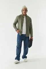 Camisa rústica lisa de manga larga, corte regular, color gris oscuro.