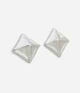 Par de caravanas plateadas con forma de pirámide tridimensional.