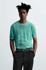 Camiseta de punto color verde con estampado abstracto, corte relaxed fit, cuello redondo, manga corta y terminaciones en rib.