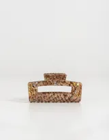 Broche rectangular de acrílico con estampado animal print en tonos marrones y beige.